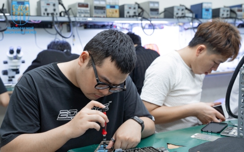 Ép kính khi màn còn tốt, thay màn hình khi cảm ứng hoặc hiển thị bị lỗi