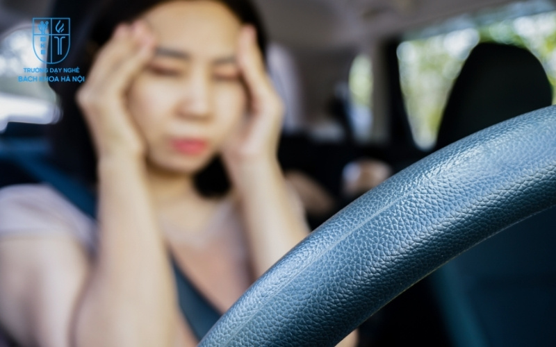 Người lái mất tập trung do không khí trong xe quá nóng