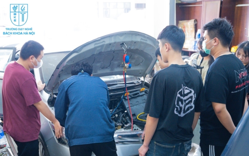 Học viên thực hành kiểm tra gas điều hòa ô tô tại Trường Dạy Nghề Bách Khoa Hà Nội