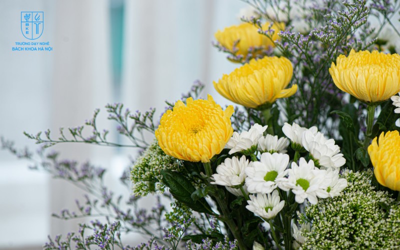 Hoa tươi sẽ thể hiện được lòng thành kính và sự tôn trọng của bạn đối với tổ nghề
