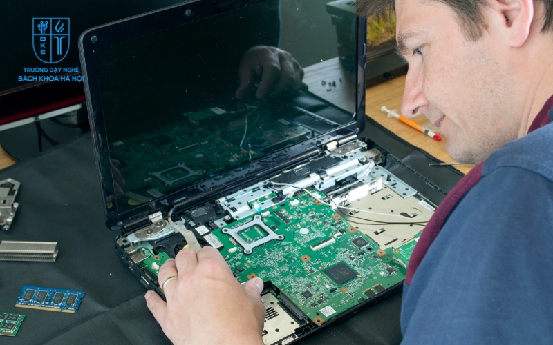 Ngoài mức lương cơ bản, nghề kỹ thuật viên sửa chữa máy tính cũng có thể gia tăng thu nhập từ job ngoài, tiền tips,...