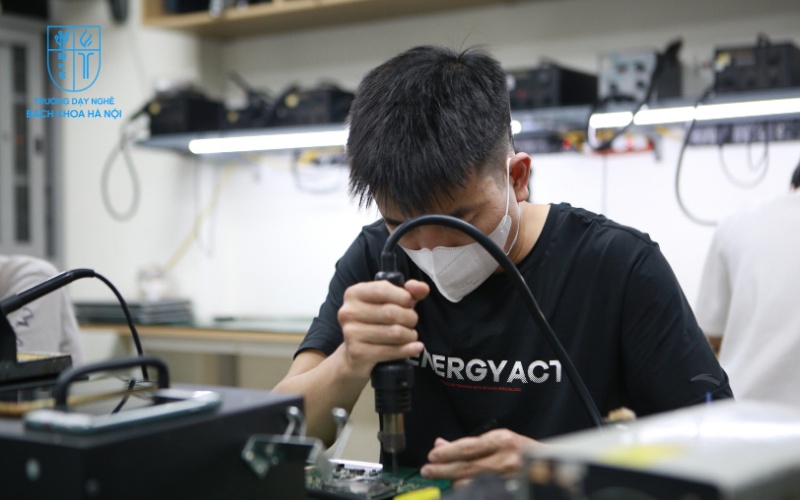 Học viên thực hành sửa chữa máy tính tại Trường Dạy Nghề Bách Khoa Hà Nội