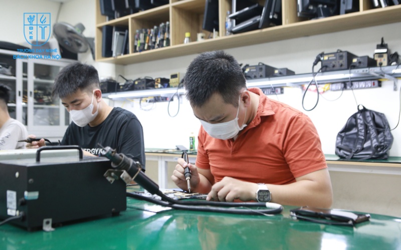 Học viên Trường Dạy Nghề Bách Khoa Hà Nội được thực hành sửa chữa các dòng máy tính đời cao