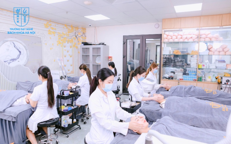 Học viên đang được giảng viên hướng dẫn thực hành nghề điện lạnh tại Trường Dạy Nghề Bách Khoa Hà Nội