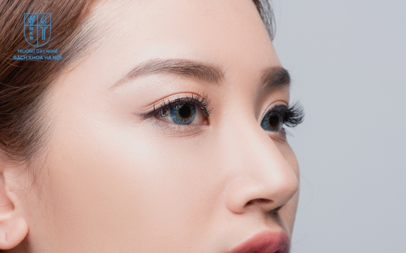 Đôi lông mày được phun thêu sắc nét