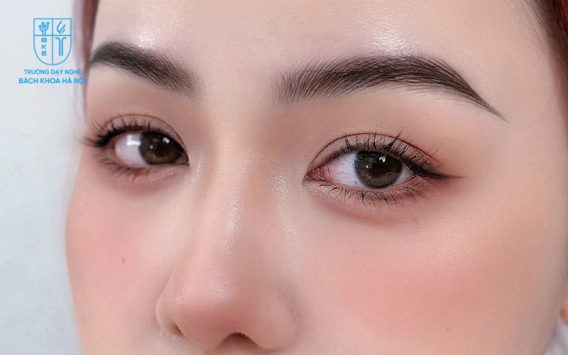 Đôi lông mày được điêu khắc mềm mại, thanh thoát