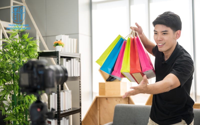 Nam giới trẻ đang livestream bán hàng