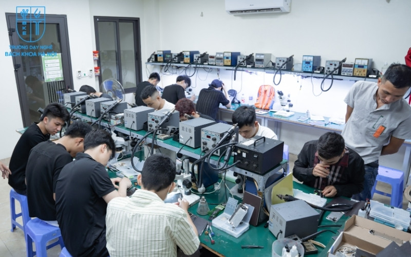 Học viên học nghề tại Trường Dạy Nghề Bách Khoa Hà Nội
