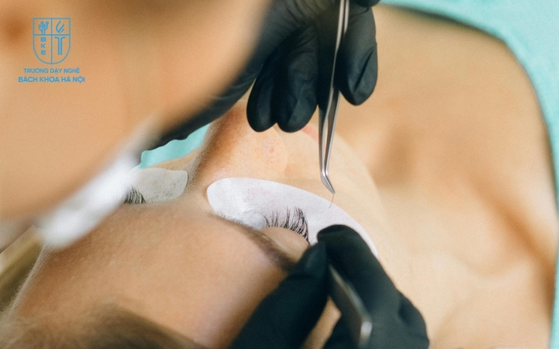 Hơi nước và nhiệt sẽ làm keo mềm ra, khiến mi rụng sớm