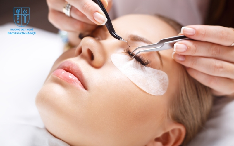 Nối mi khoảng 2 - 3 tuần sẽ bắt đầu rụng