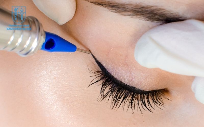 Kỹ thuật phun mí eyeliner định hình viền mắt rõ nét