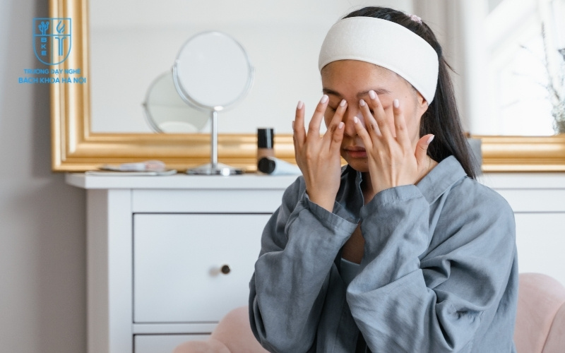 Vùng mí mắt rất nhạy cảm, sau phun thường có sưng nhẹ, chảy dịch trong 1–3 ngày đầu