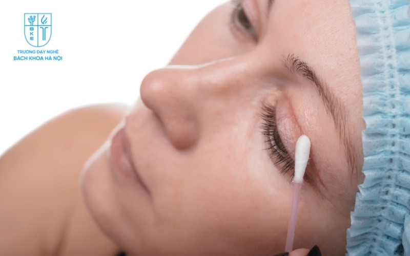 Phun mí eyeliner phù hợp với những người da dầu, dễ đổ mồ hôi