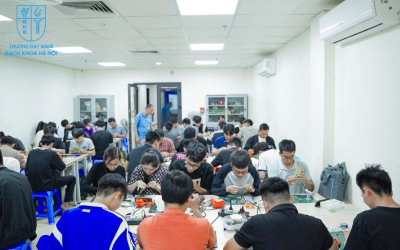 Học viên tại Trường Dạy Nghề Bách Khoa Hà Nội trong giờ thực hành