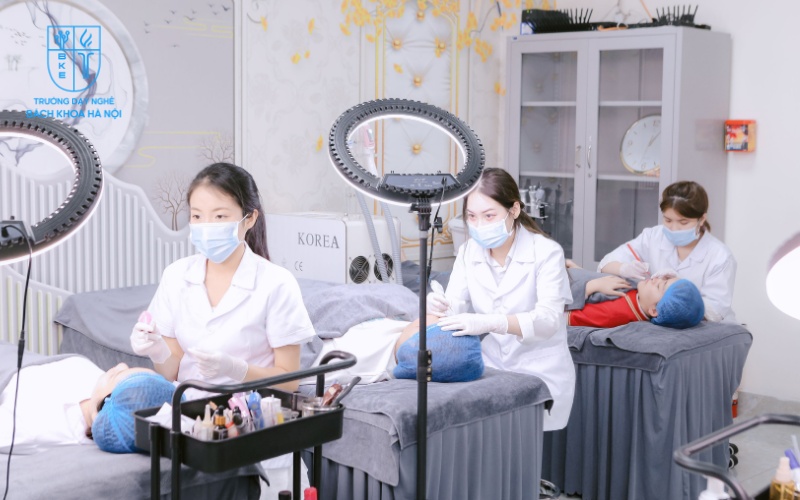 Học viên lớp phun xăm thực hành cùng giảng viên tại Bách Khoa Beauty Academy