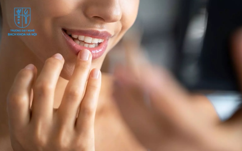 bôi son dưỡng kích màu môi sau phun xăm là rất cần thiết