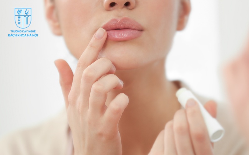 sử dụng son dưỡng môi sau 4 ít nhất 4 ngày tính từ thời điểm phun môi