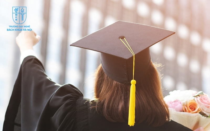 Ở nhiều ngành nghề, bằng đại học vẫn là yêu cầu tối thiểu để ứng tuyển