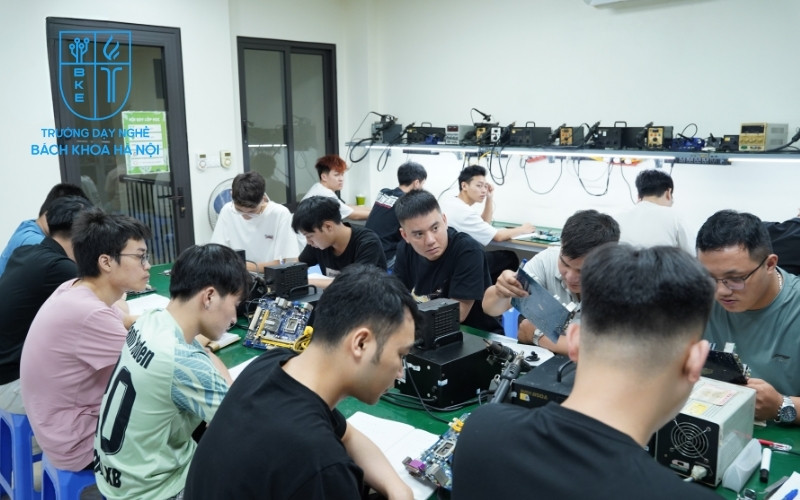 Các học viên đang thực hành sửa chữa thiết bị tại trường