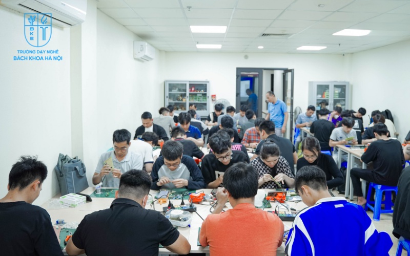 Từ 1995 đến nay, ngôi trường này đã chắp cánh cho hàng ngàn học viên vươn lên từ con số 0