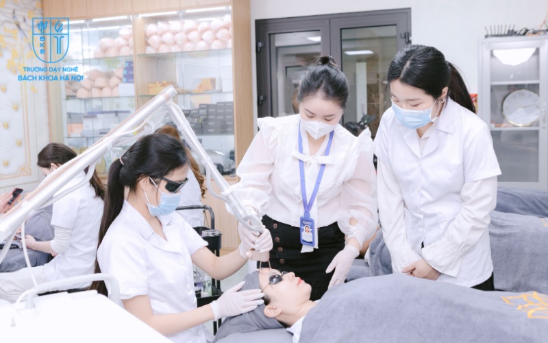 Đa dạng ngành học – từ kỹ thuật đến làm đẹp, không yêu cầu bằng cấp 2