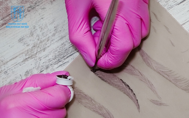 Hình thức tự học phun xăm tại nhà trở thành lựa chọn của không ít người nhờ tính linh hoạt và tiết kiệm chi phí