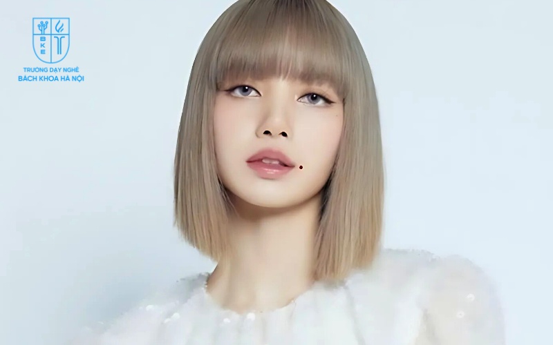 Một mẫu xăm nốt ruồi son nhỏ xinh ở khóe miệng mang vẻ đẹp quyến rũ và đầy may mắn