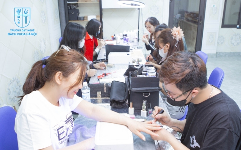 Nhiều người quyết định học nail tại Việt Nam trước khi bay sang Đức