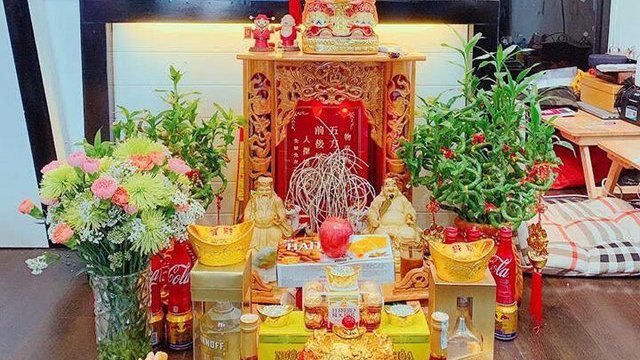 Cúng thần tài trên bàn thờ gia tiên được không