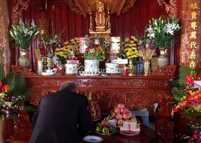 Cách xem ngày tốt chuyển bàn thờ theo tuổi