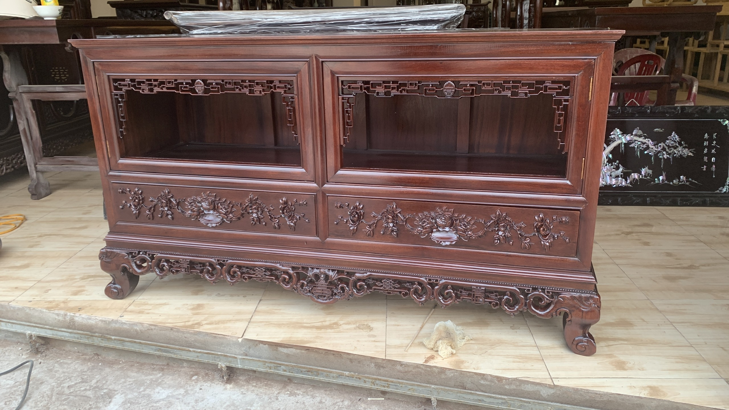 kệ tivi gỗ tự nhiên