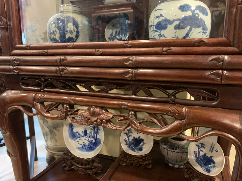 tủ trưng bày đồ gốm