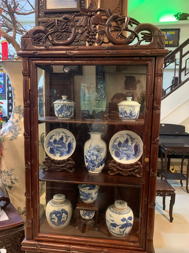 tủ trưng bày đồ gốm