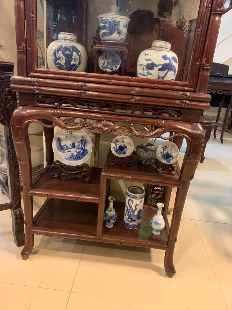 tủ trưng bày đồ gốm