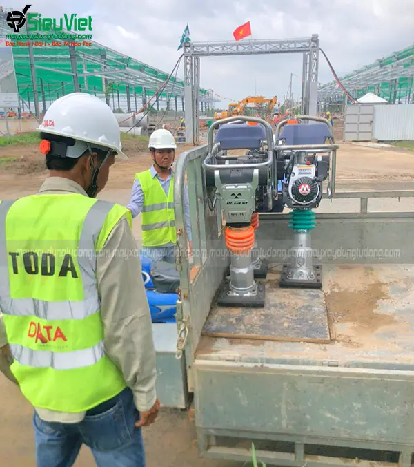 Siêu Việt bán và bàn giao máy đầm cóc cũ tận công trình cho khách hàng