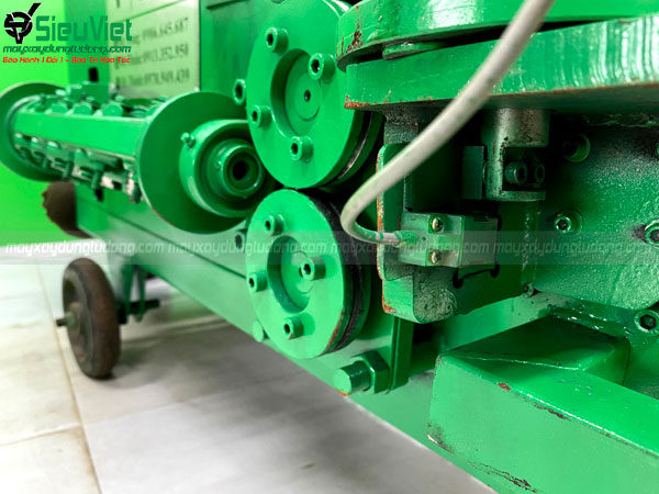 Bộ phận dao cắt để cắt sắt thành đoạn sau khi duỗi thẳng