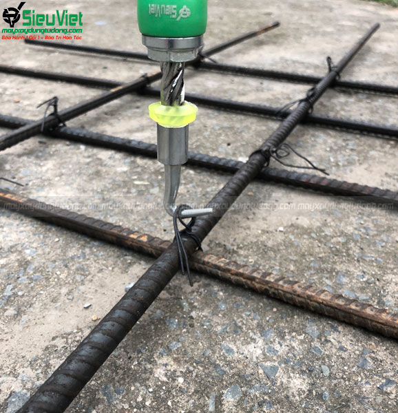 thao tác sử dụng móc buộc đai sắt thông minh Siêu Việt