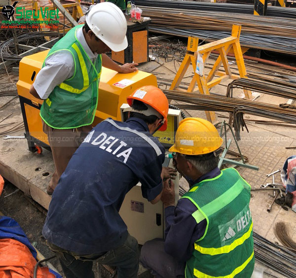 Bàn giao máy cho khách hàng sau khi sửa chữa