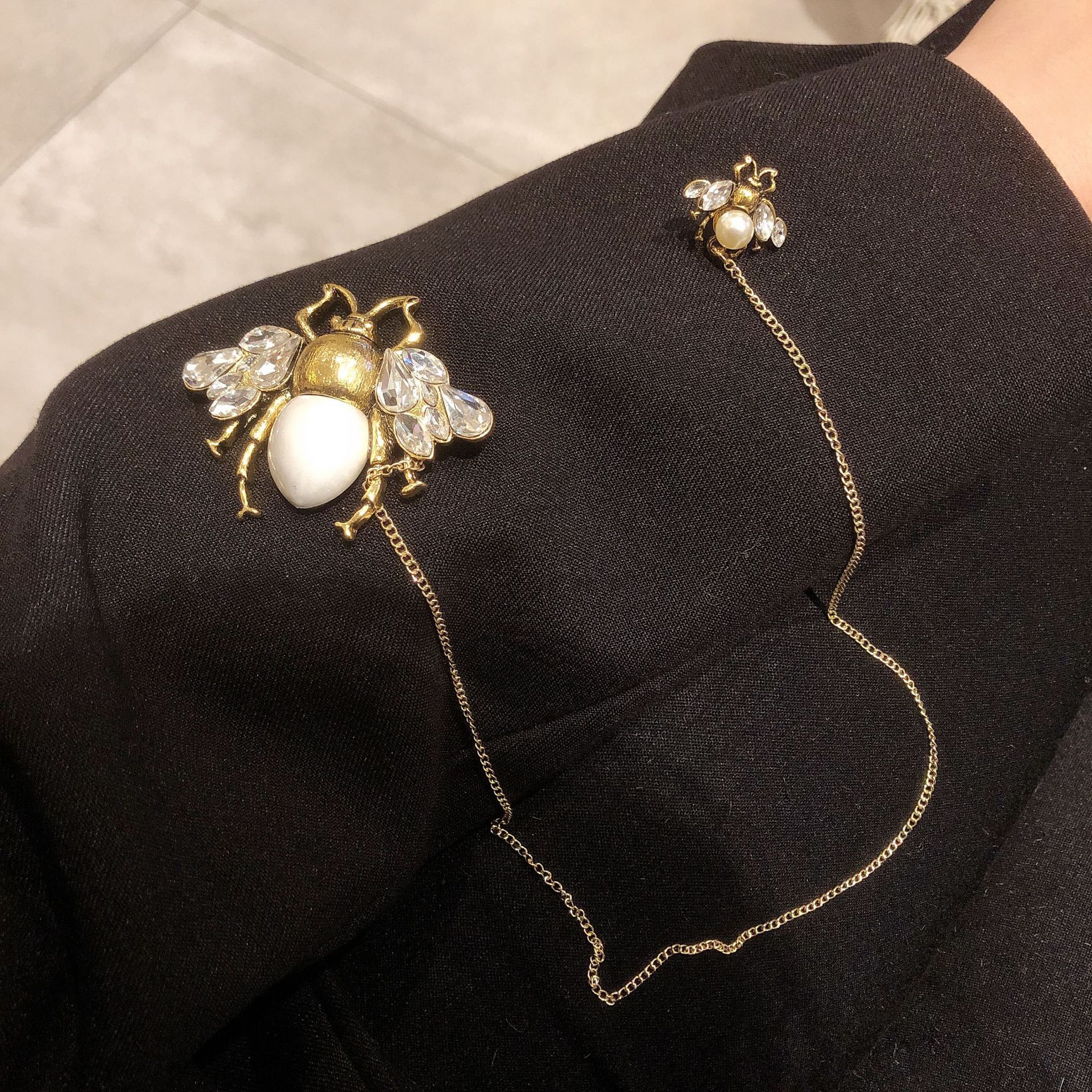 Khuyên tai dài con ong