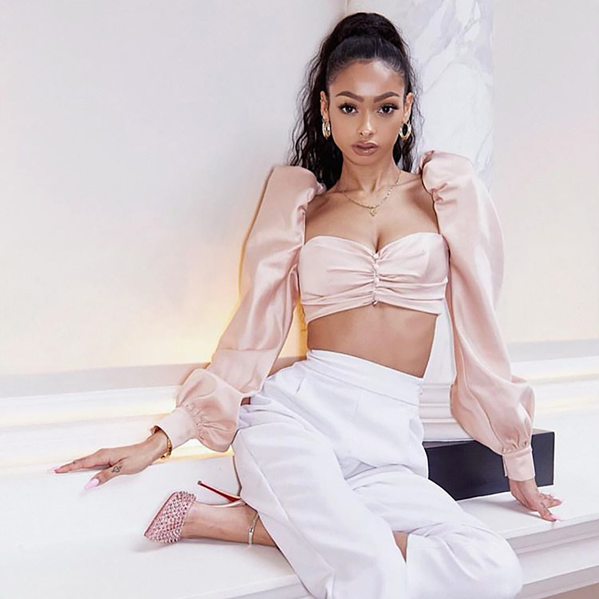 Áo croptop tay bồng dài châu Âu