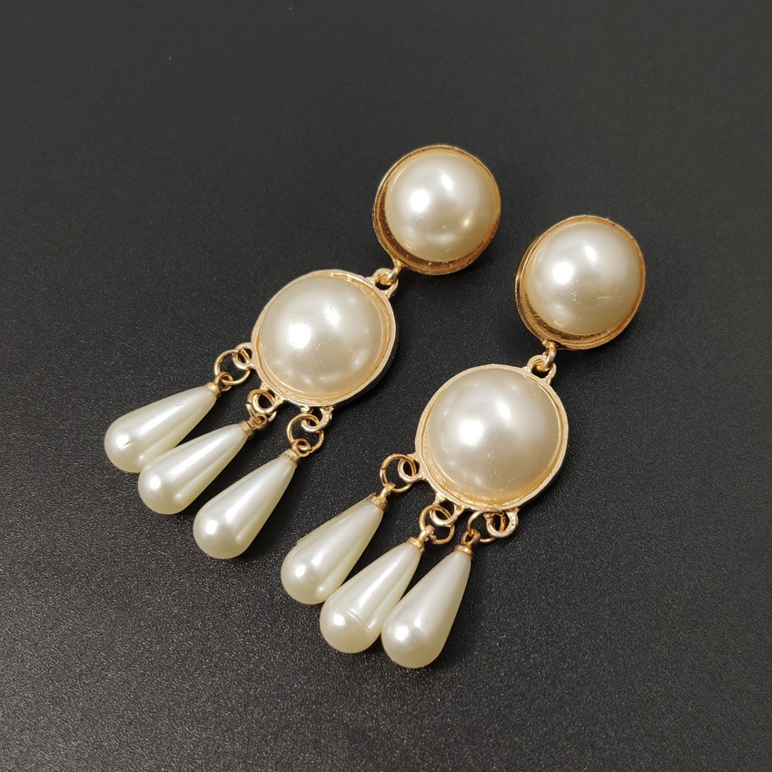 Khuyên tai ngọc trai nữ xinh đẹp