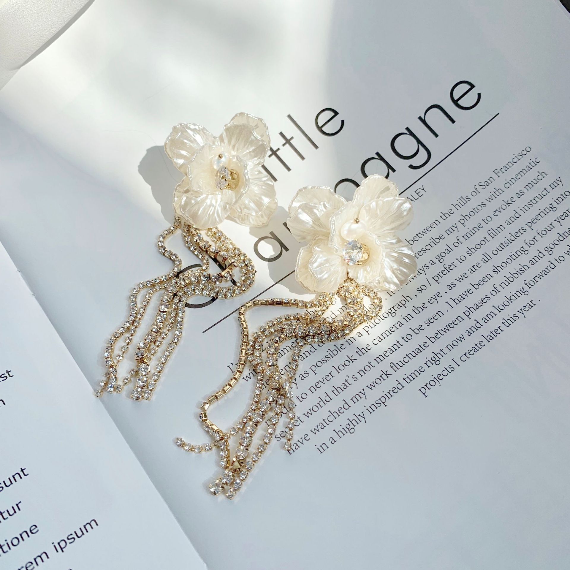 Khuyên tai hoa trắng dài đính đá