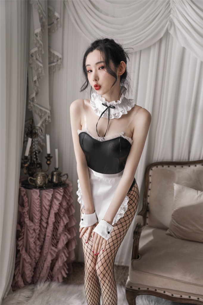 Đồ ngủ Cosplay giúp việc da bóng