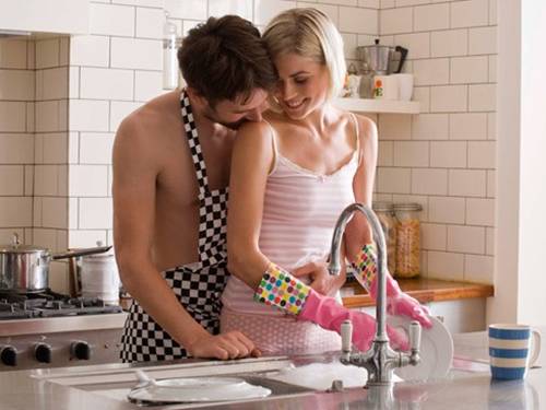 Kỹ thuật làm tình trong bếp – Bí quyết biến gian bếp thành chốn yêu nóng bỏng