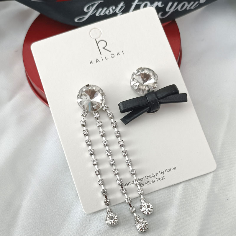 Khuyên tai ngọc đính đá nơ da