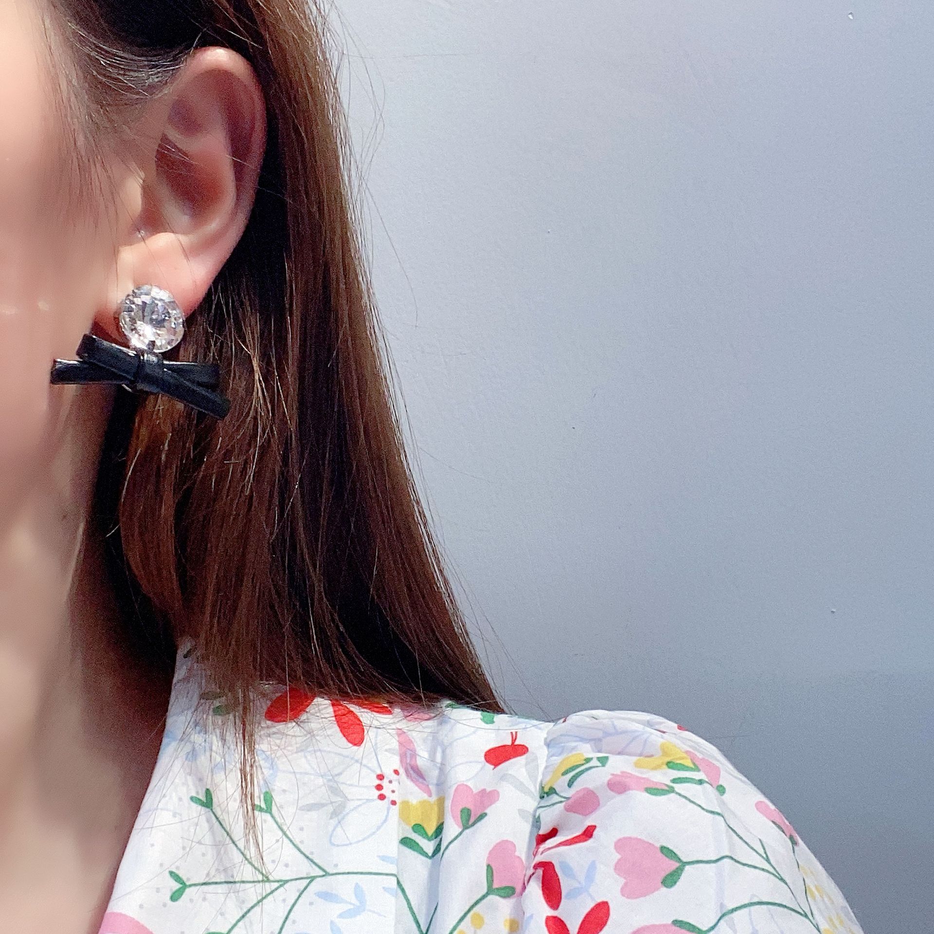 Khuyên tai ngọc đính đá nơ da