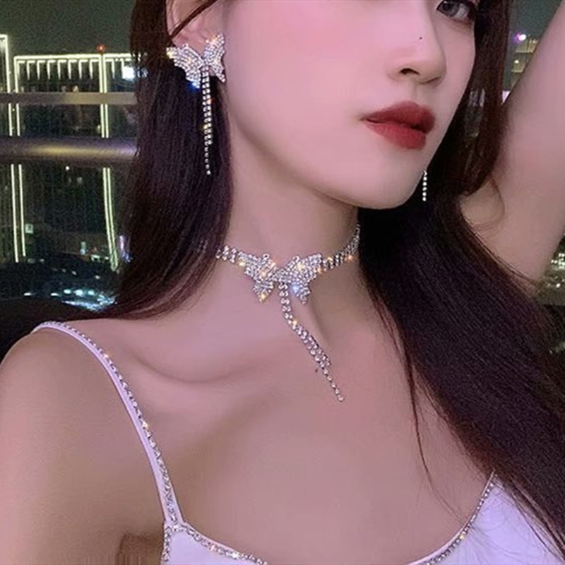 Khuyên tai con bướm bạc dài