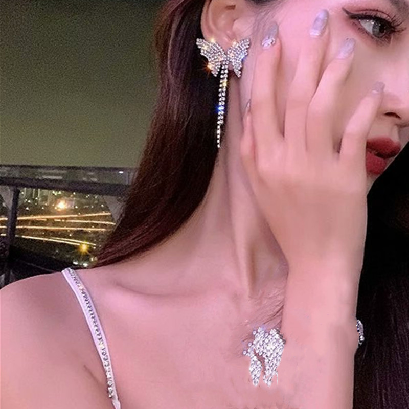 Khuyên tai con bướm bạc dài