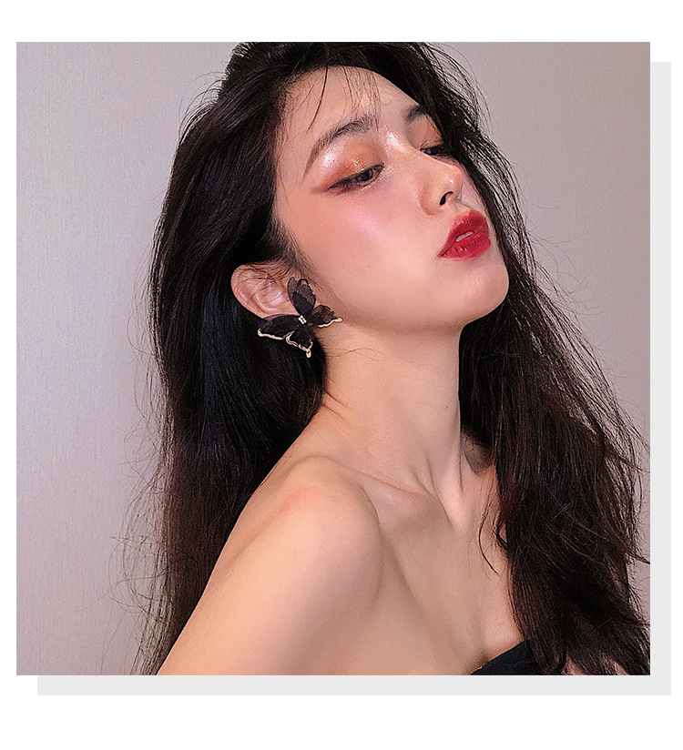 Khuyên tai bướm đen