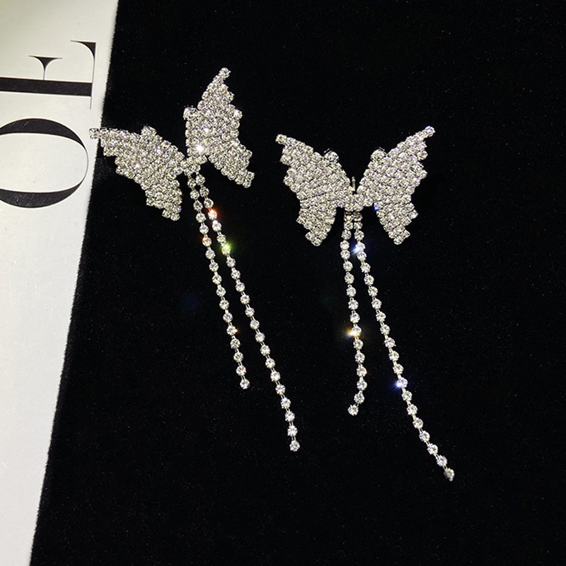 Khuyên tai con bướm bạc dài